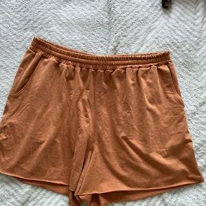 Vuori Boyfriend Short- Caramel (gold) heather